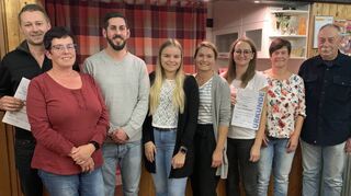 Langjährige und verdiente Mitglieder des TC Blau-Weiß Altheim wurden im Rahmen der Jahreshauptversammlung geehrt. Das Bild zeigt sie mit Vorstandsteam sowie Ortsvorsteher Hubert Mühling.