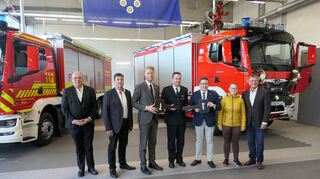 Über die neuen Fahrzeuge der Feuerwehr Wertheim freuten sich neben allen Einsatzkräften Pfarrer Uwe Sulger, Erik Stephan (Firma Ziegler), Oberbürgermeister Markus Herrera Torrez, Abteilungskommandant Jochen Kirchner, Landrat Christoph Schauder, Gemeindereferentin Annette Soban und Bürgermeister Wolfgang Stein.