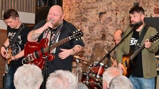 Die Band „The Ron Lomon“ mit Frontmann Andreas Kümmert ließ bei ihrem Konzert im Löwensteiner Bau der Burg Wertheim zur Freude des Publikums die altehrwürdigen Mauern erzittern.