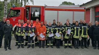 Die Urkunden für die Absolventen des Truppführerlehrgangs überreichten Kreisbrandmeister Andreas Geyer (Zweiter von links) mit den Kommandanten Jürgen Friedel (links) sowie Dieter Thomas (Zweiter von rechts) mit Ausbilder Brand (rechts).