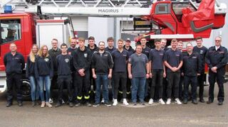 Die Ausbildung zum Sprechfunker wurde von Oliver Schillinger (links) geleitet, die Urkundenübergabe für die erfolgreichen Absolventen übernahmen der stellvertretende Kreisbrandmeister und Weikersheimer Kommandant Jürgen Friedel sowie der Creglinger Kommandant Dieter Thomas (rechts).