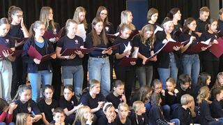 Der Jugendchor und der Kinderchor St. Johannes unterhielten die Besucherinnen und Besucher des Gemeindefestes mit kindgerechten und christlichen Liedern, aber auch mit Popsongs.