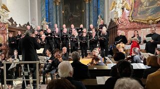 Ein Symbolwerk der Aufklärung: Nicht nur der Dirigent Karl Rathgeber hatte an den Leistungen des Main-Barockorchesters Frankfurt, des Cembalisten Christian Rohrbach und der drei Gesangssolisten seine helle Freude.