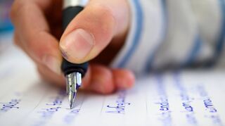 Eine Schülerin schreibt an einer Grundschule Wörter in ihr Heft. (zu dpa: «Kretschmann untermauert Äußerung zum Rechtschreibunterricht») +++ dpa-Bildfunk +++