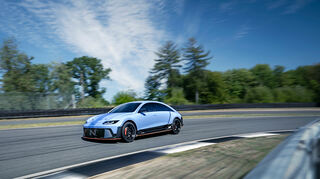 mid Groß-Gerau - Mit viel Power auf der Strecke: Die maximale Leistung des vorderen Elektromotors beträgt 160 kW, die des hinteren 270 kW, also insgesamt 430 kW/585 PS.