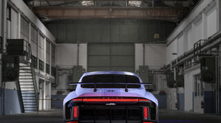 mid Groß-Gerau - Durch eine niedrige Bodenfreiheit, betonte Schultern, einen Heckspoiler und einen großen Heckdiffusor wurde ein sehr dynamischer Look erreicht.