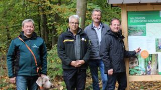 Über die Eröffnung des Erlebnispfads freuen sich Fachgruppenleiter Waldpädagogik Hans-Peter Scheifele, Forstbezirksleiter Roland Hartz, Projektleiter Wanderwege Walter Frank, Bürgermeister Joachim Döffinger, Landrat Christoph Schauder, die Leiterin der Akademie für Waldbaden Jasmin Schlimm-Thierjung sowie Sven Dell, Geschäftsführer des Tourismusverbands „Liebliches Taubertal“.