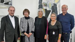 Werke von Luitgard Hörner (Zweite von links) und Ruth Roth (Mitte) sind in der Galerie „Fürwahr“ zu sehen. Das Bild zeigt die Künstlerinnen mit Gunter Schmidt (links), Ramona Paar und Galerist Martin Knörzer (rechts).