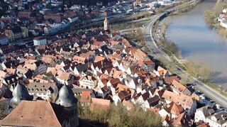 Von der Wertheimer Burg aus bietet sich ein „Postkartenblick“ über die Altstadt. In Zukunft können auf den Dächern der historischen Gebäude Solar- und Photovoltaikanlagen errichtet werden, wenn es statisch möglich ist und nach Einzelfallprüfung vor allem die Denkmalschutzbehörden ihr Okay geben. Die Verwaltung will diesen Bauvorhaben nicht im Weg stehen und diesbezüglich die geltende Altstadtsatzung überarbeiten.