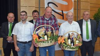 Friedhelm Neigert (Vierter von links) und Dieter Schmitt (rechts daneben) wurden in den Ruhestand verabschiedet.