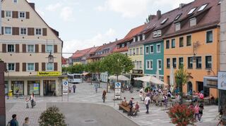 Im Versuch soll die Karlstraße ab dem Karlsplatz gesperrt werden. In einer Illustration hat die Verwaltung aufgezeigt, wie eine mögliche Fußgängerzone aussehen könnte, sollte der Versuch erfolgreich verlaufen.