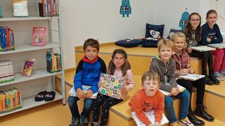 Die glücklichen Gewinner des Malwettbewerbs unter dem Motto „Mein schönstes Ferienerlebnis“ wurden bei der Gemeindebücherei Hardheim ermittelt. Sie freuten sich über ihre Preise.