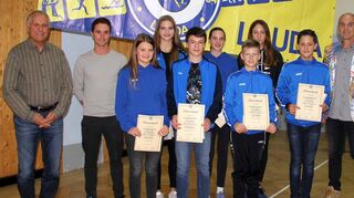 Auf sportlicher Ebene geglänzt: Diverse Erfolge verbuchten diese Kinder und Jugendlichen für den ETSV Lauda; hier mit dem Abteilungsleiter der Leichtathleten, Günter Fading (links), sowie dem Vorsitzenden des Sportkreises Tauberbischofsheim, Matthias Götzelmann (rechts).