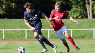 Eine Spielszene aus dem Derby: Nun spielt VfB Bad Mergentheim (in Blau) zu Hause gegen Öhringen, TV Niederstetten (in Rot) bei Mitaufsteiger Waldtann.