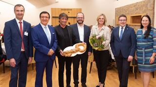 Die Umbaumaßnahmen an der Weinherberge „Rebgut“ in Lauda sind mit der Eröffnung des Veranstaltungssaals abgeschlossen. Über den unternehmerischen Mut von Manuela und Dr. Gunther Wobser (Dritte und Vierter von rechts) freuten sich (von links) Jochen Groß, Dr. Wolfgang Reinhart, Architekt Klaus Schreiner, Landrat Christoph Schauder und Kirsten Hirschmann, Präsidentin der IHK Heilbronn-Franken.