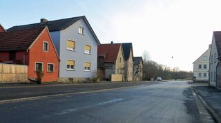 Sehr viel Asphalt bietet die Ortsdurchfahrt von Burgerroth bisher. Dies soll sich schon bald ändern, der Stadtrat gab grünes Licht für Begrünungsmaßnahmen, die in Eigenleistung erfolgen.