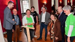 Alle Beteiligten durften ein Puzzleteil in ein Bild des Archivschrankes nach Lorenz Fries einlegen, darunter Schulleiter Volker Lueg (links), Monika Menth, Leiterin der zuständigen Schlossverwaltung Weikersheim (Dritte von rechts), und OB Udo Glatthaar (Zweiter von rechts).