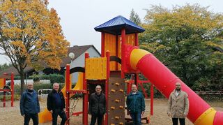 Günter Müller, Hubert Alois Kieser, Bürgermeister Roland Burger, Marcus Wörner und Beigeordneter Benjamin Laber (von links) vor dem neuen Multifunktionsgerät auf dem Spielplatz in der Rostocker Straße.