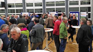 Landwirte, Flächeneigentümer und Interessierte im Austausch mit den Expertinnen und Experten der Initiative Rebhuhnschutz Schefflenztal an den Informationsständen im Rahmen der Informationsveranstaltung.