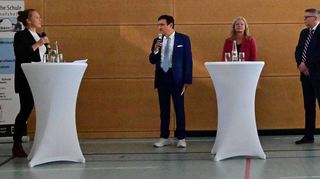 Ehemalige Schüler wie Professor Dr. Wolfgang Reinhart, Tauberbischofsheims Bürgermeisterin Anette Schmidt und der Prokurist der Distelhäuser Brauerei, Bernhard Weigand, stellten sich in einer Talkrunde Fragen von Juliana Gajewski (links) ebenso wie Melissa Spang, Sophia Pulzer und Sergei Reiter, drei aktuelle Schüler (rechts).