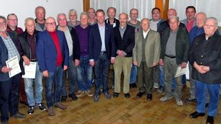Ehrungen bei der Eintracht ’93 Walldürn: Das Bild zeigt die für 50-, 60-, 65-, 70- und 75-jährige Mitgliedschaft und die für besondere Verdienste im Verein geehrten Vereinsmitglieder sowie das neue Ehrenmitglied Thorsten Rütten.