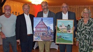 Beim Austausch der Geschenke (von links) Luc Blondeau (Organisator der sportlichen Begegnungen aufseiten von Moret), Alfred Bauch (stellvertretender Bürgermeister Külsheim), Dikran Zakeossian (Bürgermeister Moret), Külsheims Bürgermeister Thomas Schreglmann, Catherine Hericher (Morets langjährige Mitorganisatorin der Partnerschaft).