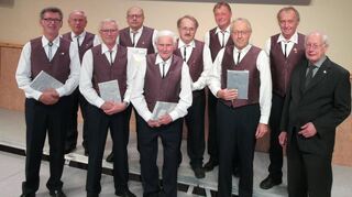 Ehrungen beim Liederabend des Männergesangvereins Pülfringen: Seit 25 Jahren gehören dem Chor Josef Baumann und Wolfgang Bödigheimer an. Für 40-jährige Treue ausgezeichnet wurden Franz-Karl Haberkorn, Klaus Eisenhauer, Günter Eckert (fehlt auf dem Bild), Berthold Hartmann, Hermann Schäfer, Robert Haas und Otto Haberkorn. Überreicht wurden die Auszeichnungen des Verbands und des Vereins von Wolfgang Runge und dem Vorsitzenden Rolf Ditter.