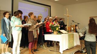 „Gib uns Frieden jeden Tag!“ Mit diesem swingenden Bittgesang gab der Kirchenchor unter der Leitung von Karin Kraft einem derzeit ganz generellen Grundgefühl Ausdruck.