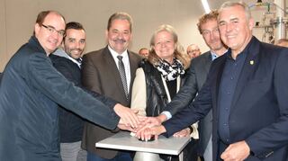 Mit einem symbolischen Knopfdruck der Bürgermeister der Mitgliedskommunen ging am Montagmittag die Enthärtungsanlage im Dittigheimer Wasserwerk in Betrieb (von links): Dr. Lukas Braun, Johannes Leibold, Ottmar Dürr, Anette Schmidt, Marcus Wessels und Joachim Markert.
