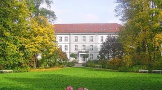 <p>Rasante Entwicklung: Wie nun bekannt wurde, ist das Klostergebäude in Messelhausen an eine privaten Investor verkauft. Der Konvent der Augustiner-Patres wird aufgelöst, die Zukunft der Seelsorgeeinheit ist noch ungewiss.</p>