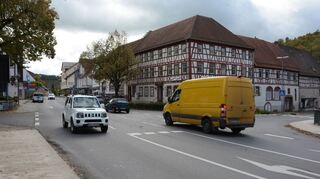 Die Lindenkreuzung in Adelsheim soll umgestaltet werden. Welche Möglichkeiten es gibt, stellte Carsten Sans in der Gemeinderatssitzung vor.