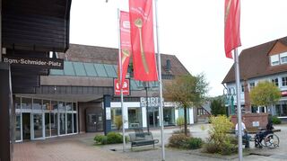 Der Bürgermeister-Schmider-Platz bleibt erst einmal wie er ist. Der Hardheimer Gemeinderat änderte am Montag den Beschluss vom 27. Juni dahingehend, dass der städtebauliche Vertrag ausdrücklich die Entstehung von Parkplätzen ausschließt. Die Entscheidung fiel einstimmig.
