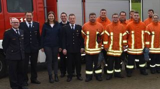 Die erfolgreichen Lehrgangsteilnehmer mit ihrem Ausbilderteam sowie Kreisbrandmeister Andreas Geyer, Boxbergs Stadtkommandant Harry Schroth, Bürgermeisterin Heidrun Beck (Boxberg) sowie der zweiten Stadtkommandant Bad Mergentheim, Sebastian Quenzer.