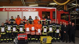 Die erfolgreichen Lehrgangsteilnehmer mit Kreisbrandmeister Andreas Geyer, Stadtkommandant Philipp Schenk, Lehrgangsleiter Jörg Hoch sowie den Ausbildern Ralf Hofmann und Tilo Sobotta.