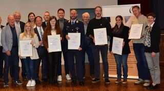 Geehrte und Ehrende bei der Verleihung des Zivilcouragepreises 2022 des Main-Tauber-Kreises in der Külsheimer Festhalle.