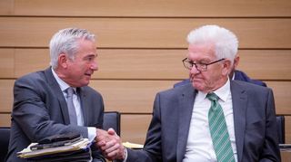 Thomas Strobl (l, CDU), Innenminister von Baden-Württemberg, begrüßt im Plenarsaal im Landtag von Baden-Württemberg, Winfried Kretschmann (Bündnis 90/Die Grünen), Ministerpräsident von Baden-Württemberg. +++ dpa-Bildfunk +++