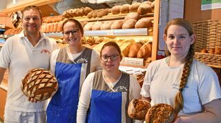 Sind im zweiten Anlauf mit ihrem Berufswunsch sehr glücklich: Esther Wüst (rechts), Auszubildende als Bäckerin, und Sabrina Döpfner (Zweite von rechts), Bäckerei-Fachverkäuferin. Über das Engagement ihrer jungen Mitarbeiterinnen freuen sich Bäckermeister René Dittmann und seine Frau Kathy.