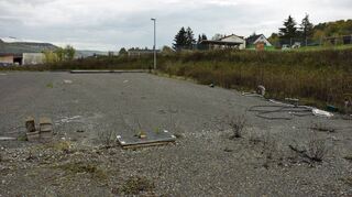 Der Bad Mergentheimer Recyclinghof in der Wilhelm-Frank-Straße (Richtung Edelfingen gelegen) soll 2023/2024 an einen neuen Standort umziehen. Dieser ist nur knapp einen Kilometer Luftlinie entfernt im Dainbacher Weg, gegenüber dem Fitnessstudio „Kraftwerk“. Eine Zeit lang waren hier (Bild) auch Wohncontainer für Flüchtlinge aufgestellt.