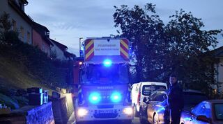 In der Tilsiter Straße in Neunkirchen geht es teilweise recht eng zu. Die Drehleiter kommt gerade noch durch, aber Platz zum Aufstellen gibt es hier kaum.
