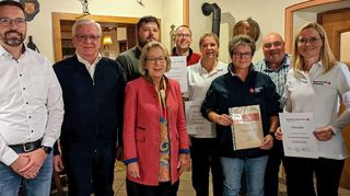 Beim DRK-Ortsverein wurden Mitglieder geehrt. Das Bild zeigt die geehrten Mitglieder zusammen mit dem stellvertretenden Präsidenten Klaus Gramlich und der stellvertretenden Bürgermeisterin Susanne Grimm.