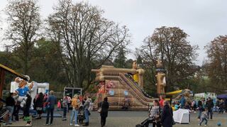 Groß und klein erfreuten sich an den verschiedenen Attraktionen, die der Verein „Spielplatz Piraten“ vor der Baulandhalle in Osterburken organisierte.