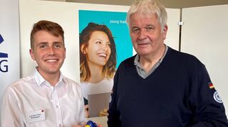 Lennart Erlenbach, Schüler des Matthias-Grünewald-Gymnasiums Tauberbischofsheim und engagierter Feuerwehrmann, suchte bei der Young Leaders Akademie das Gespräch mit Albrecht Broemme, langjähriger Präsident des Technischen Hilfswerks.