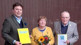 Theodor-Heuss-Medaille übergeben: (von links) FDP-Kreisvorsitzender Benjamin Denzer, Ehefrau Hildegard Schmidt sowie Jubilar und Freidemokratisches Urgestein Walter Schmidt aus Wenkheim.