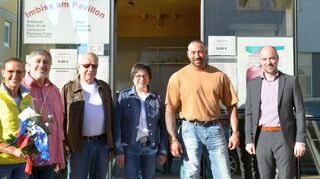 Abschied und Neuanfang: Johannes Link (Zweiter von rechts) übernimmt gemeinsam mit seiner Familie den „Imbiss am Pavillon“ in Hardheim von Christine Langer (links) und ihrem Mann Franz Flick (Zweiter von links).