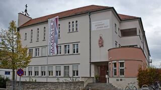 Neben dem Vollzeitinternat gibt es am Bischöflichen Internat Maria Hilf in Bad Mergentheim auch eine Tagesbetreuung. Die Schüler kommen nach der Schule und werden abends wieder abgeholt.