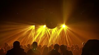 Sound und Atmosphäre stimmen im großen Saal des neuen Karlstorbahnhofs, der endlich wieder ausreichend Platz bietet.