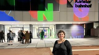 Geschäftsführerin Cora Malik vor der für 20 Millionen Euro zum Vorzeige-Kulturzentrum umgebauten Reithalle auf dem Campbell-Gelände..