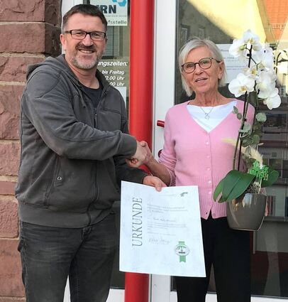 Gerti Seitz-Kaserer ist nun Ehrenmitglied des Külsheimer Gewerbevereins. Es gratulierte Vorsitzender Michael Adelmann.