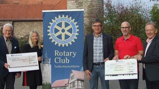 Scheckübergabe: Das Bild zeigt (von links) Hans-Jürgen Reusch, Janine Kaserer und Stefan Kemmer vom Rotary Club Tauberbischofsheim, Rektor Udo Müller und Förderverein-Vorsitzender Alfred Bauch.