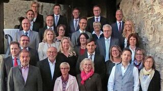 Das Bild zeigt die geehrten Mitarbeiter der Sparkasse mit dem stellvertretenden Vorstandsmitglied Gerd Weiß, Direktorin Anja Herkert, dem stellvertretenden Vorstandsvorsitzenden Martin Graser, Oberbürgermeister Julian Stipp sowie dem Vorstandsvorsitzenden Michael Krähmer.